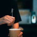 カフェインとノンカフェインコーヒーの睡眠への影響比較