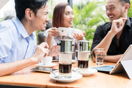 日本各地の水で味わうアイスブリューコーヒーの飲み比べ