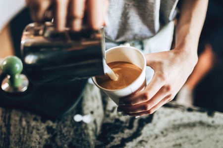 コーヒー以外にも！おうちカフェで楽しむデカフェラテとティーアレンジ
